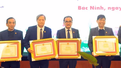 Bộ Công an trao Bằng khen tặng Công ty Phượng Hoàng