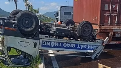 Xe đầu kéo container tông xe CSGT, 2 CBCS Công an bị thương