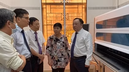 Tiếp nhận máy xét nghiệm công suất 2.000 mẫu mỗi ngày