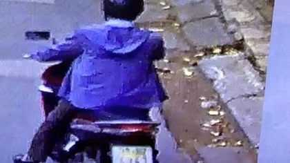 Hình ảnh đối tượng dụ dỗ nam sinh tại cổng các trường học