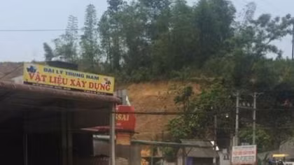 Hình ảnh đẹp Công an quét dọn đường sau vụ tai nạn giao thông