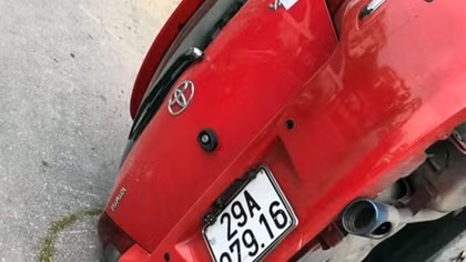 Ô tô Yaris mất lái đâm xe máy rồi lao vào cột điện lật nghiêng