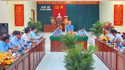 Thường trực Ban bí thư làm việc với hai cơ sở Đảng ở Phú Yên