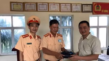 CSGT trao trả máy tính, hơn 5 triệu đồng cùng giấy tờ cho người đánh rơi