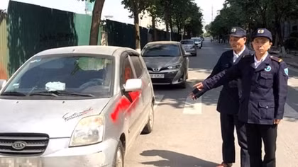 Nhóm bảo vệ chung cư xịt sơn lên ô tô đỗ đỗ trên đường