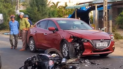 Đầu ô tô du lịch vỡ nát sau khi va chạm với xe máy