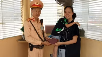 Chủ nhân vui mừng nhận lại chiếc ví “hợp mệnh” không một vết xước 