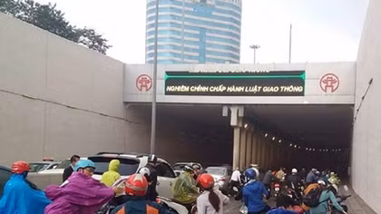 Dầu loang tại hầm Kim Liên, các phương tiện đổ la liệt khi di chuyển