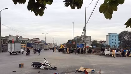 Xe tải bỏ chạy sau khi cán chết người phụ nữ
