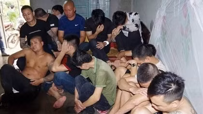 Triệt phá sới bạc “khủng” ngoài đê, bắt giữ 42 đối tượng