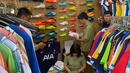 Thu giữ 1.547 sản phẩm có dấu hiệu giả nhãn hiệu Adidas và Manchester Uniter Limiter