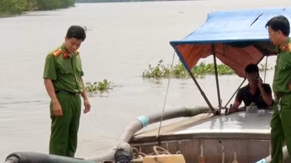 2 tàu không biển kiểm soát hút trộm cát sông Cổ Chiên