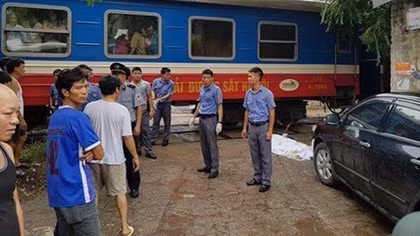 Tàu hỏa tông tử vong một phụ nữ đi bộ qua đường dân sinh 