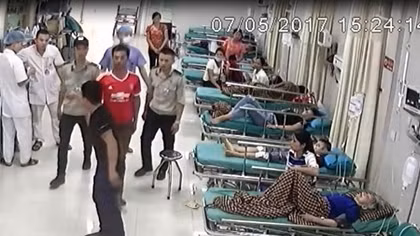 Nam bác sĩ bị tấn công khi đang khâu vết thương cho người bệnh