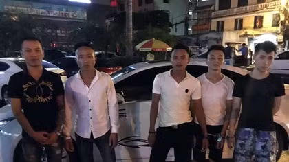 Bị 141 kiểm tra, nam thanh niên trên ô tô ném ma túy xuống đường