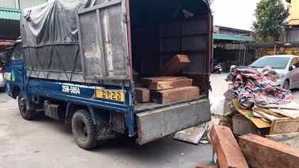 Gặp CSGT, lái xe nữ chở gỗ hương lậu xin “bỏ qua”