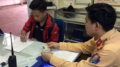 “Ngang nhiên” đi xe gian, không đội mũ bảo hiểm