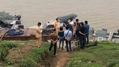  Lập hồ sơ xử lý 2 tàu khai thác cát lậu trên sông Hồng