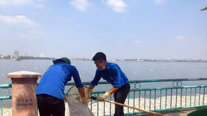 Thanh niên Thủ đô tham gia làm sạch Hồ Tây 