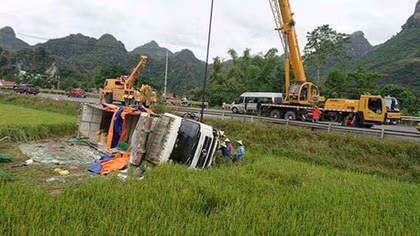 Xe tải chở bột sắn lao xuống ruộng, tài xế may mắn thoát chết
