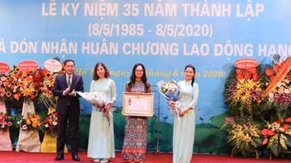 Báo Người Hà Nội đón nhận Huân chương Lao động hạng Ba
