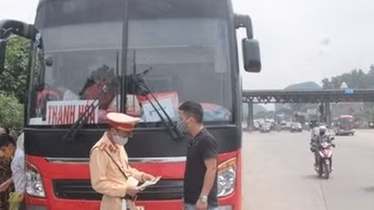 Phạt 51 triệu đồng và tước phù hiệu đối với nhà xe nhồi nhét khách