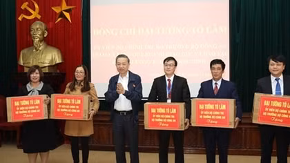 Bộ trưởng Tô Lâm trao 20 máy tính tặng ngành giáo dục huyện Lương Tài
