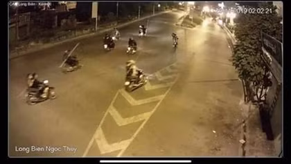 Nhóm thanh niên mang kiếm "diễu phố, chặn người đi đường cướp tài sản