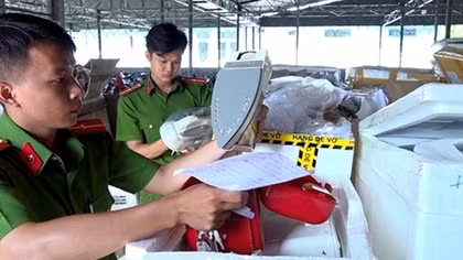 Xe tải vận chuyển số lượng lớn hàng nhập lậu