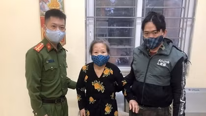 Công an giúp đỡ bà cụ bị lạc hơn 30km tìm lại người thân