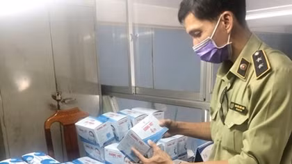 Tạm giữ xe tải chở hơn 200.000 khẩu trang y tế tại khu vực kênh Vĩnh Tế