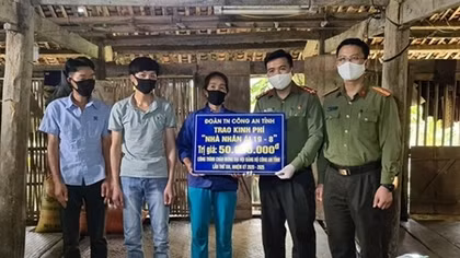 Trao kinh phí xây dựng nhà ở cho cán bộ Công an hoàn cảnh khó khăn 