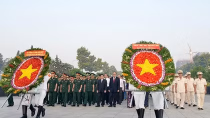 Lãnh đạo TPHCM dâng hương Quốc tổ, viếng Chủ tịch Hồ Chí Minh và các anh hùng, liệt sĩ