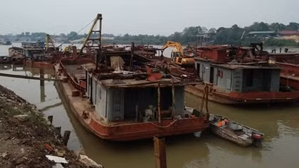 Bắt giữ 2 tàu khai thác cát lậu trên sông Hồng