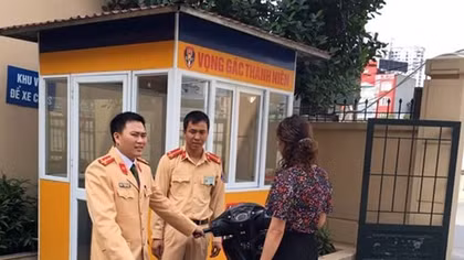 Trả lại xe SH người dân bỏ quên bên đường