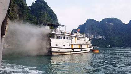 Tàu du lịch Yến Ngọc đỗ cửa hang Sửng Sốt bất ngờ bốc cháy ngùn ngụt