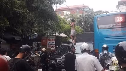 Cô gái nghi ngáo đá trèo lên nóc xe nhảy múa, cả con phố ùn tắc