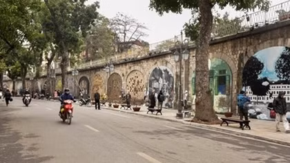 Phân luồng giao thông phục vụ chương trình "Ký ức Hà Nội - 65 năm"