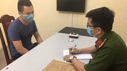 Cướp điện thoại, tống tiền nạn nhân bằng clip nhạy cảm trong máy