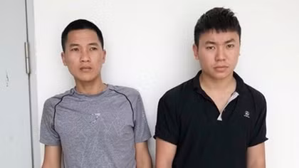 2 đối tượng không đeo khẩu trang, tấn công lại Công an bằng gạch