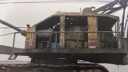 Thông báo tìm chủ sở hữu hai sà lan và cần trục bánh xích