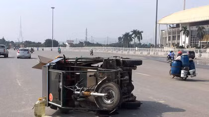 Nữ sinh viên bị thương nặng sau khi va vào xe thương binh