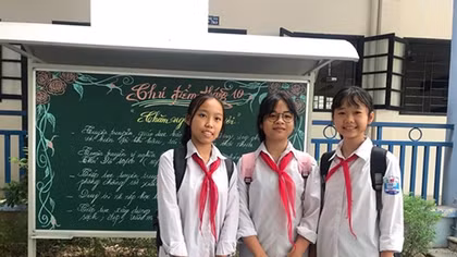 Nhặt được 50 triệu đồng, 3 nữ sinh lớp 8 mang đến Công an phường giao nộp
