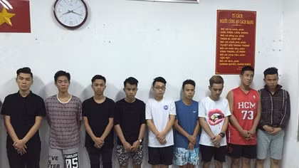 Nhóm tuổi teen chuẩn bị "vũ khí" hẹn nhau giải quyết mâu thuẫn 
