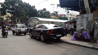 Ô tô hạng sang Volvo lao từ hầm xe ra gây tai nạn 