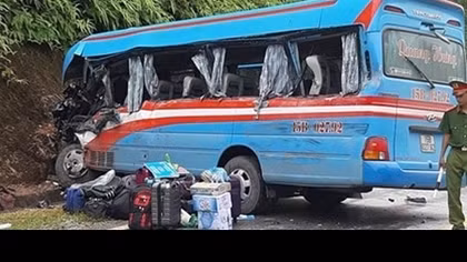 Xe khách “đấu đầu” xe đầu kéo, hơn 10 người nhập viện 
