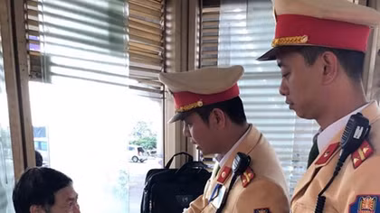 Đưa người đàn ông bị lạc về với gia đình