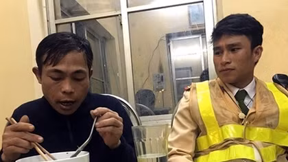 CSGT giúp 1 phu hồ bị chủ bỏ đói, quỵt tiền