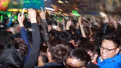 Hà Nội: Biển người cuồng nhiệt chào đón năm mới 2017