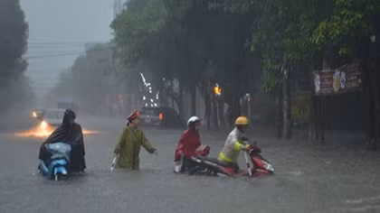 Công an Nghệ An huy động 100 % CBCS giúp dân vượt qua vùng lũ